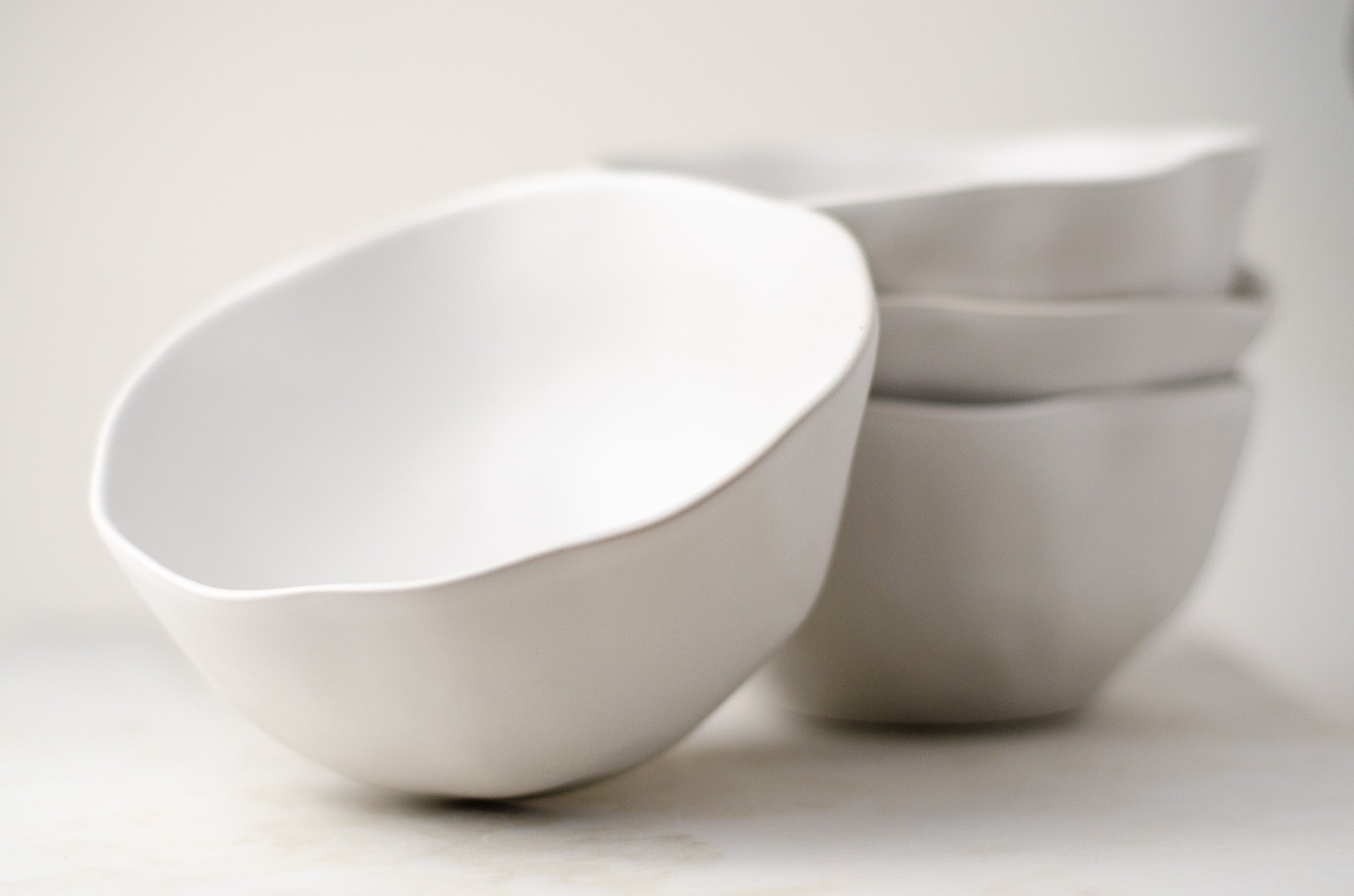 Balti keraminiai dubenys ORBIS – matinė glazūra, minimalistinė forma