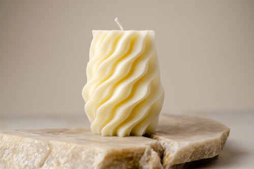 Flammér AKARI skulptūrinė sojų vaško žvakė natūralios spalvos